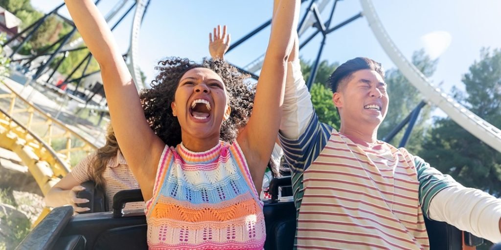 52 دولارًا – نقل إلى Six Flags Magic Mountain بالقرب من لوس أنجلوس ، وفر 55 ٪